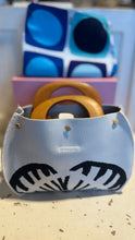 Load image into Gallery viewer, lesley evers white and black Floral Size Small Wooden handles Purse, W/extra cover & Box