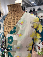 Load image into Gallery viewer, ETRO Green and beige Silk Blend Floral shortsleeve Top, Size 38
