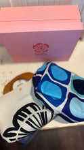 Load image into Gallery viewer, lesley evers white and black Floral Size Small Wooden handles Purse, W/extra cover & Box