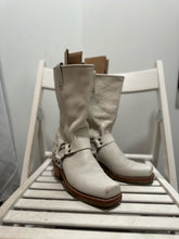 Load image into Gallery viewer, FRYE White Leather Size 7 boot western Shoe
