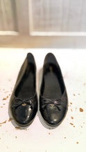 Load image into Gallery viewer, Tory Burch Black Leather Size 7.5 bow detail ballet flat Shoe
