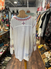 Load image into Gallery viewer, Johnny Was White Cotton &quot;embroidered objects&quot; Long sleeve Top, Size XL
