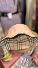 Load image into Gallery viewer, Burberry pink &amp; beige Leather Reversible bucket Hat, Size XS
