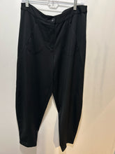 Load image into Gallery viewer, RUTI Black Poly Blend pockets tapered Pant, Size Large
