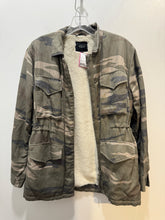 Load image into Gallery viewer, Rails Camo green Blend fur interior Utilitarian Jacket, Size S
