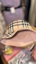 Load image into Gallery viewer, Burberry pink &amp; beige Leather Reversible bucket Hat, Size XS
