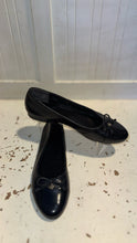 Load image into Gallery viewer, Tory Burch Black Leather Size 7.5 bow detail ballet flat Shoe
