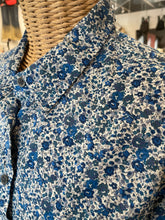 Load image into Gallery viewer, Mona Thalheimer Blue &amp; White 100% cotton collared Button up Top, Size M
