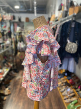 Load image into Gallery viewer, amour vert Red &amp; white Cotton Floral NWT! Ruffle detail Top, Size XL
