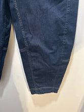 Load image into Gallery viewer, RUTI Dark Wash Cotton Blend barrel Jeans, Size 8

