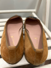 Load image into Gallery viewer, Pretty Ballerinas Tan Suede Size 41 Pointed Toe feather detail Shoe
