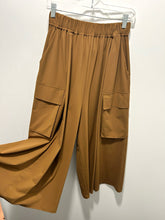 Load image into Gallery viewer, RUTI Wheat Nylon &amp; Spandex Elastic Waist Cropped Wid leg Pant, Size S/M
