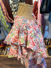 Load image into Gallery viewer, amour vert Red &amp; white Cotton Floral NWT! Ruffle detail Top, Size XL
