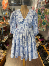 Load image into Gallery viewer, Selkie white/blue Cotton Blend Floral peter pan collar Dress, Size S
