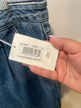 Load image into Gallery viewer, FRAME Blue Cotton Blend pleated barrel leg Jeans, Size 31
