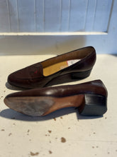 Load image into Gallery viewer, Vintage GUCCI Brown Leather Loafer, Size 35.5
