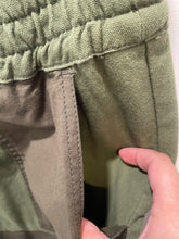 Load image into Gallery viewer, Alice &amp; Olivia Greens Cotton jogger / cargo style Pant, Size M
