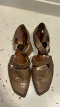 Load image into Gallery viewer, Cydwoq Tan Leather Size 36 Shoe

