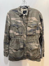 Load image into Gallery viewer, Rails Camo green Blend fur interior Utilitarian Jacket, Size S
