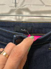 Load image into Gallery viewer, RUTI Dark Wash Cotton Blend barrel Jeans, Size 8
