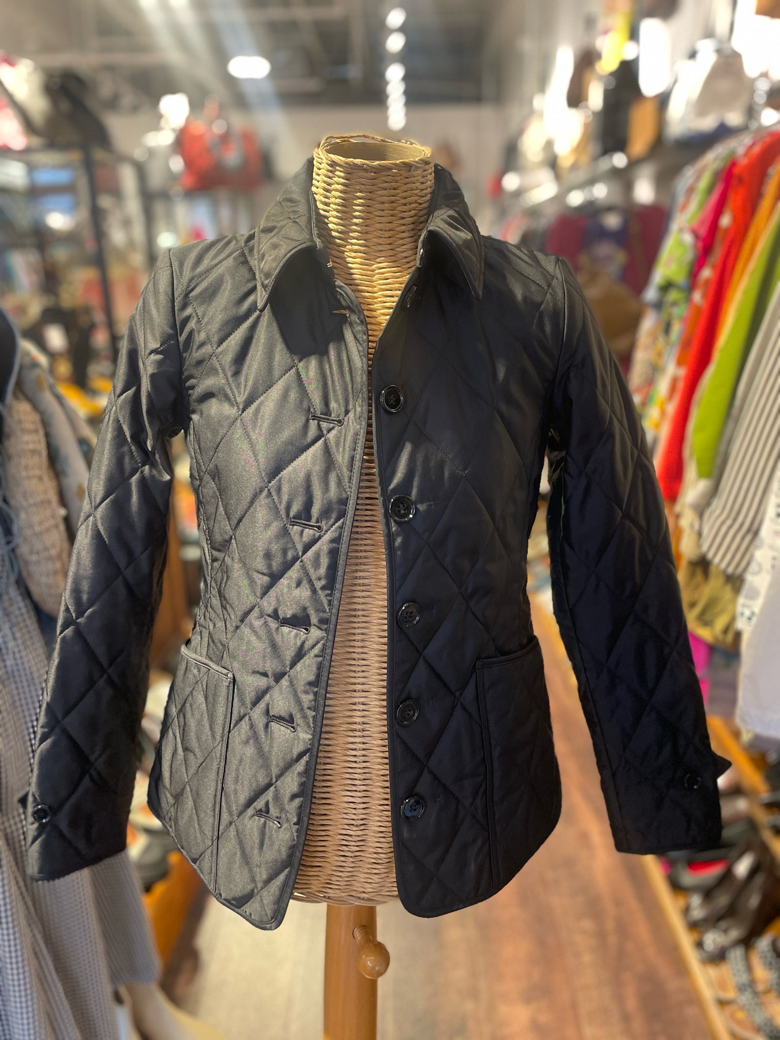 Burberry キルティングジャケット 150A ブラック Burberry Black quilted Classic Jacket, Size XXS – Sola Lucy