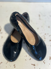 Load image into Gallery viewer, Bottega Veneta Black Patent Leather Size 39 Round Toe ballet flat Shoe
