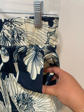 Load image into Gallery viewer, Eleanor Leftwich blue &amp; ivory Cotton poppies stretch waist Shorts, Size S
