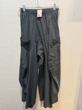 Load image into Gallery viewer, Dress to Kill Gray &amp; White Cotton striped Deep pockets Pant, Size 1=Small
