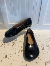 Load image into Gallery viewer, Bottega Veneta Black Patent Leather Size 39 Round Toe ballet flat Shoe
