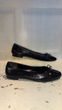 Load image into Gallery viewer, Tory Burch Black Leather Size 7.5 bow detail ballet flat Shoe
