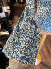 Load image into Gallery viewer, Mona Thalheimer Blue &amp; White 100% cotton collared Button up Top, Size M
