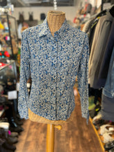 Load image into Gallery viewer, Mona Thalheimer Blue &amp; White 100% cotton collared Button up Top, Size M
