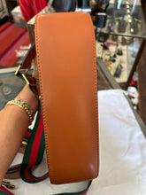 Load image into Gallery viewer, GUCCI Chestnut Leather Horsebit crossbody Purse w/extra strap, duster incl.
