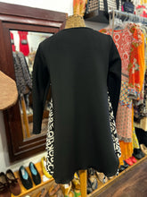 Load image into Gallery viewer, Heydari Black &amp; White LETTERING layering top Avant-Garde Top
