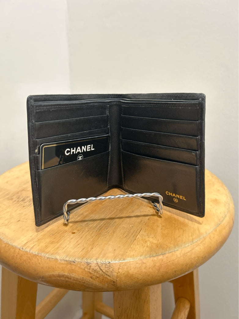 CHANEL レザー財布‼️ CHANEL Black Leather Quilted bi-fold Wallet – Sola Lucy