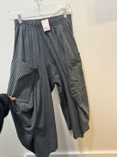 Load image into Gallery viewer, Dress to Kill Gray &amp; White Cotton striped Deep pockets Pant, Size 1=Small
