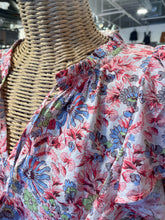 Load image into Gallery viewer, amour vert Red &amp; white Cotton Floral NWT! Ruffle detail Top, Size XL
