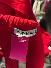 Load image into Gallery viewer, Issey Miyake Red Silk Pleats crinkle shawl
