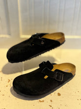 Load image into Gallery viewer, Birkenstock Black Leather Size 37 clog Shoe
