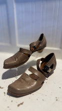 Load image into Gallery viewer, Cydwoq Tan Leather Size 36 Shoe
