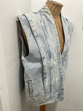 Load image into Gallery viewer, maison stella et suzie Blue Cotton Acid Wash Vest
