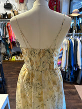 Load image into Gallery viewer, En Saison Yellow Polyester Floral Print Dress, Size M
