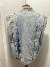 Load image into Gallery viewer, maison stella et suzie Blue Cotton Acid Wash Vest
