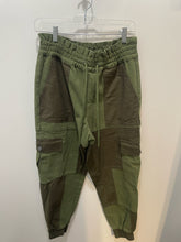 Load image into Gallery viewer, Alice &amp; Olivia Greens Cotton jogger / cargo style Pant, Size M
