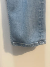 Load image into Gallery viewer, CLOSED faded blue Distressed Jeans, Size 29
