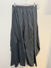 Load image into Gallery viewer, Dress to Kill Gray &amp; White Cotton striped Deep pockets Pant, Size 1=Small
