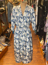 Load image into Gallery viewer, Song Cream/Blue Silk Floral 3/4 Sleeve Button Dress, Size L
